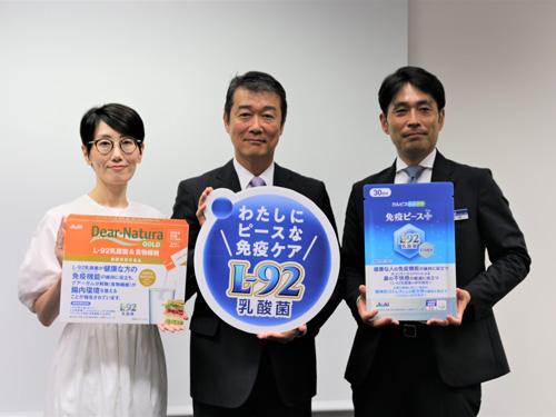 アサヒグループ食品 川原浩社長（写真中央）、ダイレクトマーケティング部 岩崎琢也部長（同右）、マーケティング三部 大高聡子部長（同左）